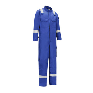 Dapro WROUCLW RB, de ultieme oplossing voor professionals in risicovolle omgevingen. Deze multinorm coverall biedt optimale veiligheid en comfort met vlamvertragende, antistatische, lasbestendige en chemische weerstandseigenschappen, evenals arc flash bescherming en reflecterende striping voor maximale zichtbaarheid. Voorzien van een elastische taille voor de perfecte pasvorm en Action Armpits voor comfortabel werken boven het hoofd, ideaal voor offshore, industriële en petrochemische sectoren.